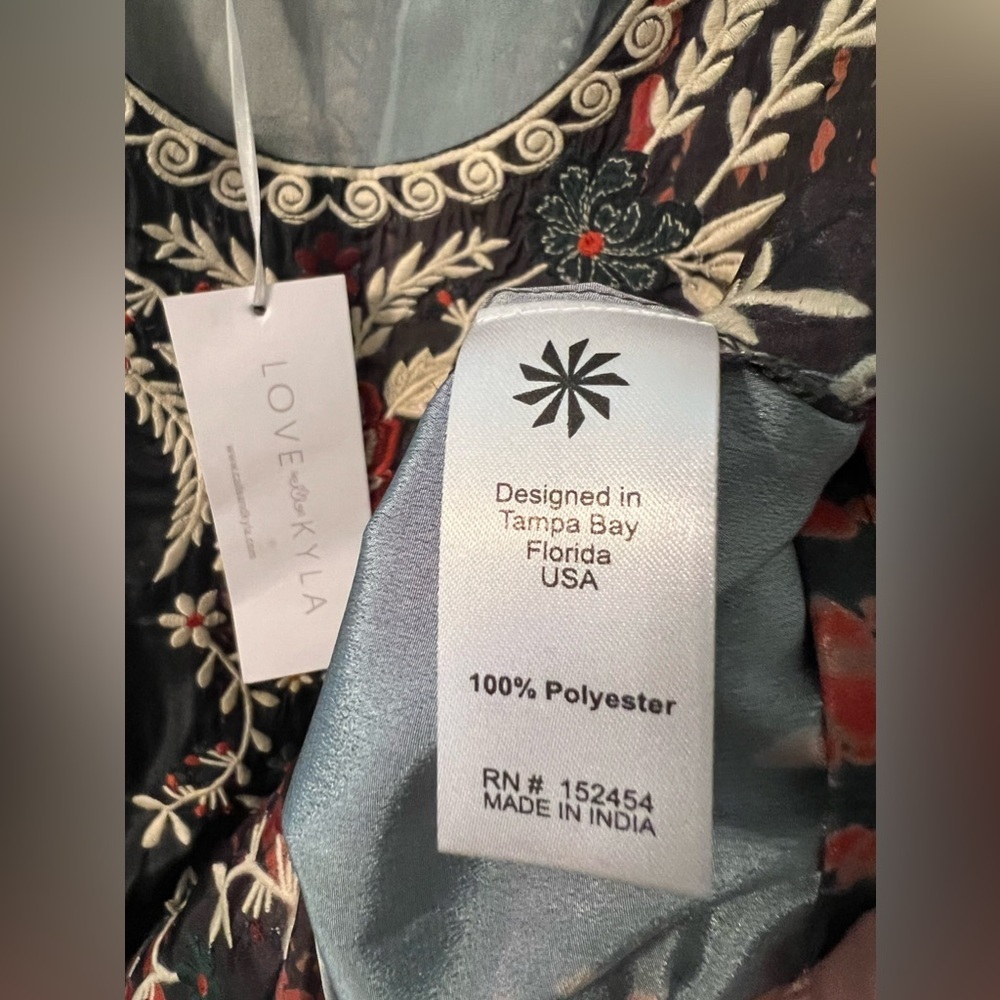 Caite and Kyla Brielle Polysilk Embroidered Blouse. Size Small- Oversized - Picture 11 of 11